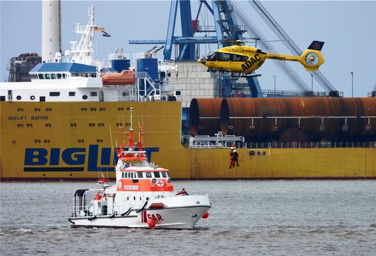 Rettungsübung auf der Weser bei Blexen Aus einem Hubschrauber seilen sich Rettungskräfte ab.