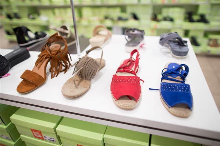 100 Paar Schuhe aus Geschäft in Bremen verschwunden Aus einem Schuhgeschäft in Bremen (Symbolfoto) sind seit Sommer etwa 100 Schuhe verschwunden.