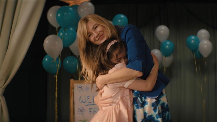 Kind als Hochstapler? Ellen Pompeo in spannendem Justizdrama Aus einer Adoption wird ein Streitfall: Ellen Pompeo und Imogen Reid in „Good American Family“.
