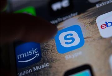 Das Logo der App des Messengers Skype ist auf dem Display eines Smartphones zu sehen. Im Mai 2025 wird der Dienst abgeschaltet. 