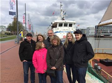 Aus Kassel sind sie gemeinsam fürs Wochenende angereist: Renee, Diana und Stefanie Ter Steege, Jörg und Silvia Winkler mit Tochter Jana und Freund Christian Ernst erobern die maritimen Erlebnisse und haben vor allem Appetit auf - Fischbrötchen! Foto Schwan