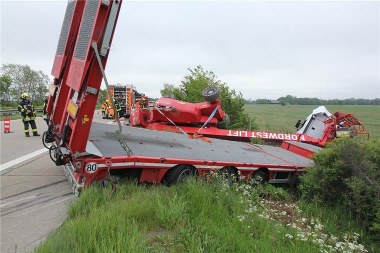 Aus noch ungeklärter Ursache landete der Schwertransporter samt Kran auf der A27 neben der Straße.