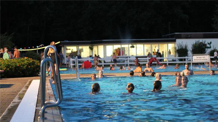 Menschen in einem Freibad. Aus organisatorischen Gründen: Das Ummelbad Hepstedt bleibt mittwochs geschlossen.