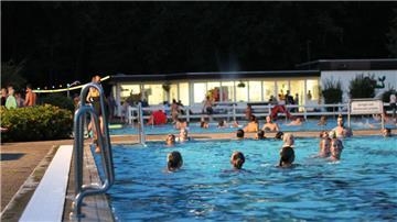Menschen in einem Freibad. Aus organisatorischen Gründen: Das Ummelbad Hepstedt bleibt mittwochs geschlossen.
