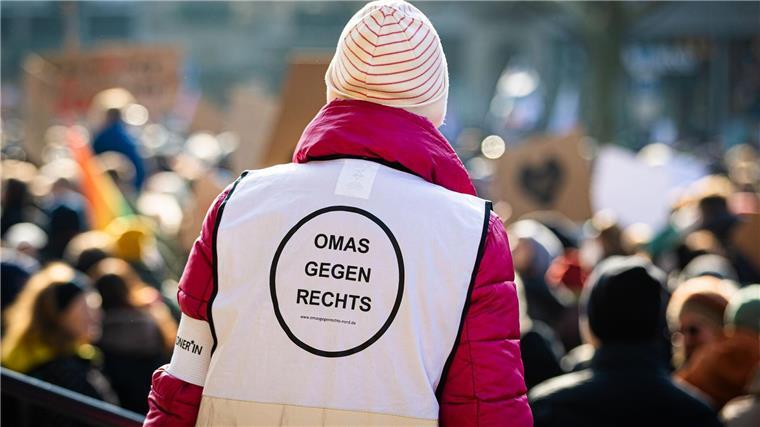 Zehntausende setzen Zeichen gegen rechts Aus Sorge vor einem Rechtsruck in der Politik sind in Hannover und anderen Städten Tausende von Menschen auf die Straßen gegangen.