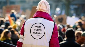 Aus Sorge vor einem Rechtsruck in der Politik sind in Hannover und anderen Städten Tausende von Menschen auf die Straßen gegangen.