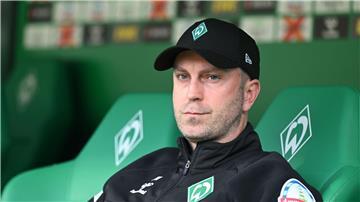 Werder-Trainer Ole Werner sitzt vor dem Spiel auf der Bank.