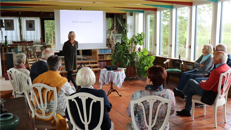 Kempowski: Im Hause des Sunny-Boys der Gegenwartsliteratur Die Gäste kommen beim Literaturnachmittag im Saal des Hauses zusammen.