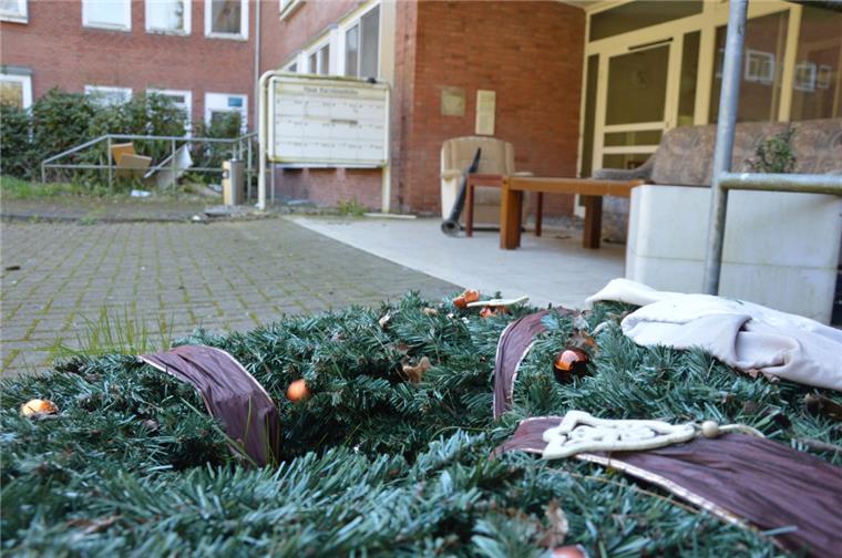 Ausgedienter Weihnachtsschmuck und eine Sitzgruppe muffiger Altmöbel im Eingangsbereich: Die Karolinenhöhe in Bad Bederkesa verfällt zusehends.