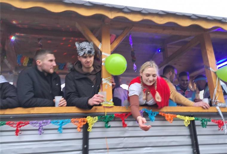 Ausgelassene Stimmung auf den Festwagen.
