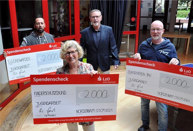 Ehemaliger Nordenhamer Stadtdirektor spendet 6000 Euro für Vereine Ausgelassene Stimmung bei der Spendenübergabe: Yasin Güngör (links), Vorsitzender des TuS Einswarden, Anne Allmers, Vorsitzende des Kinderschutzbundes, und Peter Kleemann (rechts), Vorsitzender des Bürgervereins Friedrich-August-Hütte, freuen sich über je 2000 Euro, die Wilfried Fugel (3. von links) für die Vereine gespendet hat. Foto: Heilscher