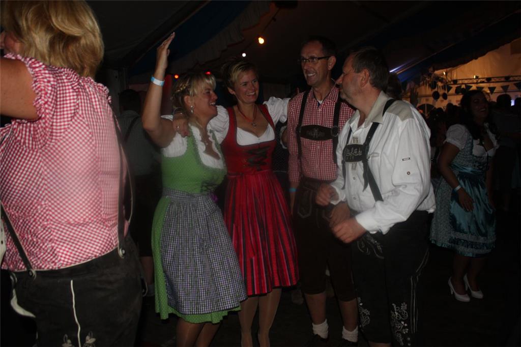 Ausgelassene Stimmung. Oktoberfest in Stinstedt. Foto: Rendelsmann