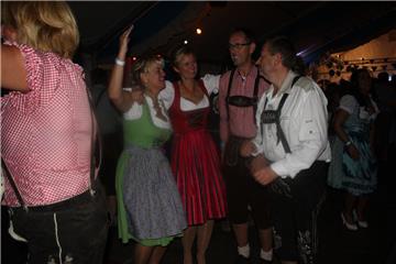 Ausgelassene Stimmung. Oktoberfest in Stinstedt. Foto: Rendelsmann