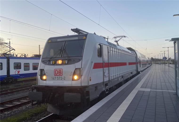 Zug am Bahnsteig