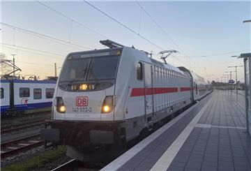 Zug am Bahnsteig