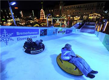 Ausgerutscht: In diesem Jahr wird es auf dem Weihnachtsmarkt der Seestadt keine Rutsche geben. Dafür fehlt das Geld.