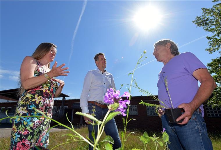 Ausgezeichneter Ort für biologische Vielfalt: Torsten Stadler (rechts) und Christine Cramm ehren Rolf Treusch für sein Engagement. 