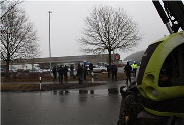 Ausharren bei winterlichen Temperaturen: Die Landwirte haben sich mit ihren Schleppern vor der Zufahrt zum Zentrallager in Beverstedt für die Blockade positioniert. Foto: Gehrke