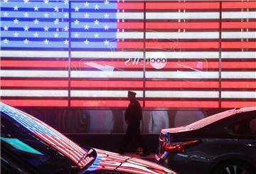 Ein Polizist geht an der beleuchteten amerikanischen Flagge auf dem Times Square vorbei während der Wahlnacht. 