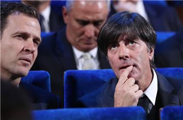 Auslosung der Gruppen für die Vorrunde der Fußball-Weltmeisterschaft 2018 am 01.12.2017 im Kremlpalast in Moskau (Russland). Bundestrainer Joachim Löw (rechts) und Teammanager der deutschen Fußball-Nationalmannschaft, Oliver Bierhoff, sitzen im Saal. 
