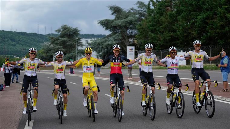 „Großer Moment“: Lipowitz wird Tour-Dritter - Pogacar siegt Ausnahmefahrer Tadej Pogacar feiert auf der Schlussetappe mit seinen Teamkollegen.