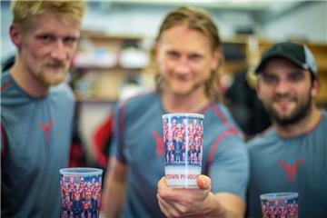 Ausnahmsweise stehen mal nicht die Pinguins-Spieler Stanislav Dietz (von links), Mike Moore und Dominik Uher im Vordergrund, sondern die neuen Trinkbecher mit dem Foto der Mannschaft. 