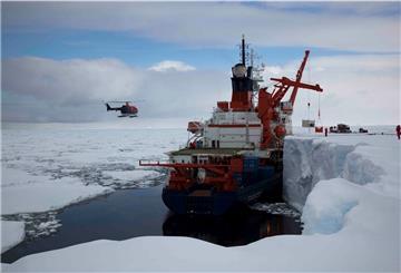 Die Polarstern im Eis.