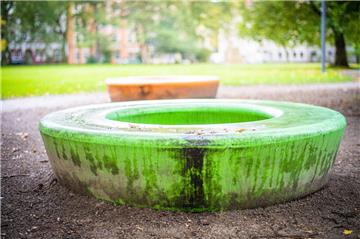 Ausruhen während eines Spaziergangs durch Lehe? Die Plastik-Sitzgelegenheiten im Leher Stadtpark sind nicht gerade einladend. 