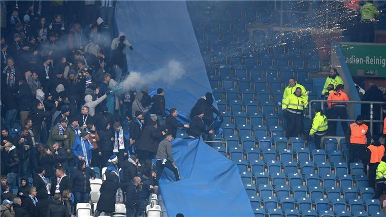 Ausschreitungen beim Spiel Hansa Rostock - Dynamo Dresden.