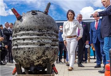 Außenministerin Annalena Baerbock (Grüne) vor einer in der Nordsee geborgenen Wassermine aus dem Ersten Weltkrieg