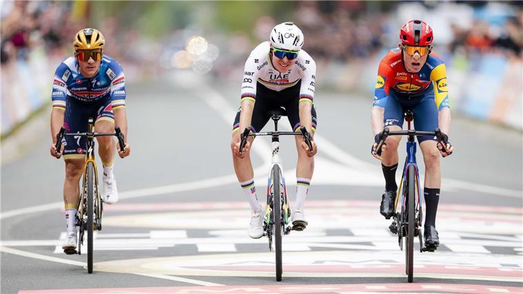 Außenseiter Skjelmose (r) siegte knapp vor Pogacar (M) und Evenepoel (l)