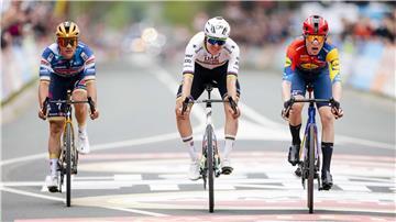 Außenseiter Skjelmose (r) siegte knapp vor Pogacar (M) und Evenepoel (l)