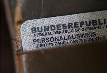 Ein Personalausweis der Bundesrepublik Deutschland steckt in einem Geldbeutel.