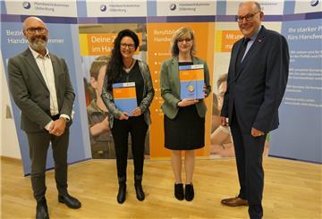 Auszeichnung in Oldenburg (von links): Heiko Henke (Hauptgeschäftsführer der Handwerkskammer Oldenburg), Carmen Kanis (Ausbilderin bei der Klier Hair Group GmbH in Nordenham), Lisa-Sophie Tangermann (Kammersiegerin im Beruf Friseur aus der Gemeinde Stadland) und der Präsident der Handwerkskammer Eckhard Stein.