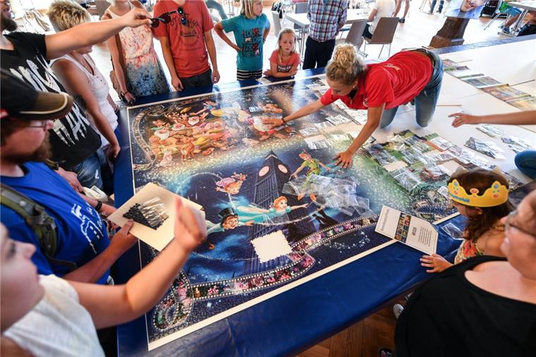 Ravensburger will größtes Puzzle der Welt legen Auszubildende des Spieleherstellers Ravensburger bauen das nach Angaben des Unternehmens größte seriengefertigte Puzzle der Welt zusammen. Insgesamt umfasst das Puzzler 40 320 Teile