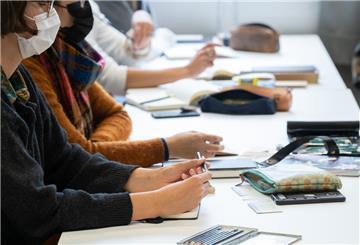 Auszubildende sollen an der Berufsakademie nebenbei studieren können, ebenso Arbeitnehmer, die sich weiterbilden möchten.