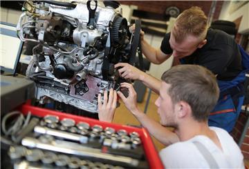 Auszubildende zum KFZ-Mechatroniker arbeiten an einem Motor. Nicht nur die Ausbildung wird sich durch das Aus für Verbrennungsmotoren grundlegend ändern.