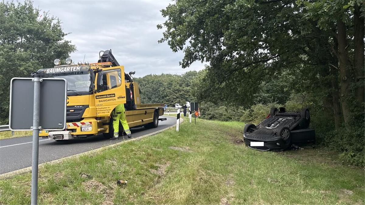 Glück im Unglück: Pkw überschlägt sich an der A27 – Insassen bleiben unverletzt Auto landet auf dem Dach.