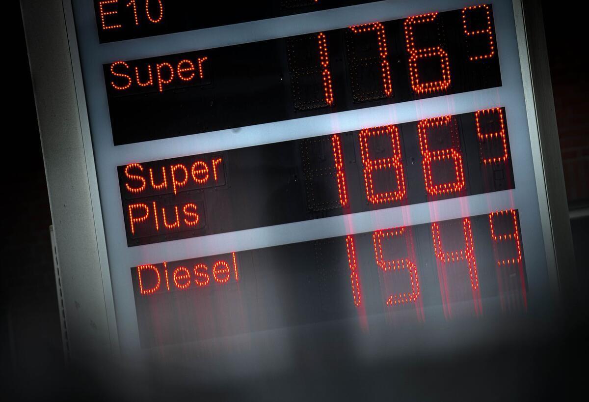 Spritpreiserhöhung stoppen? Bundesländer planen Tankpreis-Bremse Die Kraftstoffpreise werden an einer Tankstelle angezeigt.