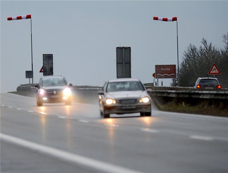 Autofahrer mit Höhenangst bekommen schon einmal ein mulmiges Gefühl, wenn sie über die Hunte-Brücke fahren.
