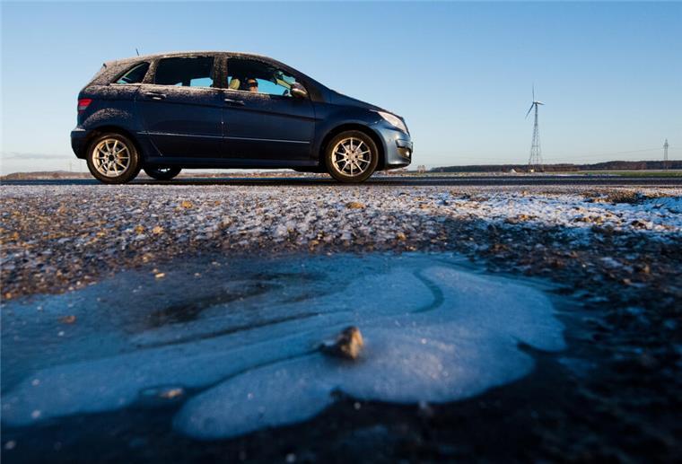 Bibberwetter im Anmarsch: Es wird frostig und glatt - Achtung im Straßenverkehr Autofahrer müssen mit winterlichen Straßenverhältnissen rechnen.