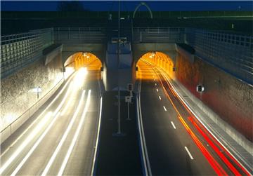 Autofahrer müssen sich weiterhin auf Verkehrsbehinderungen im Wesertunnel einstellen. 