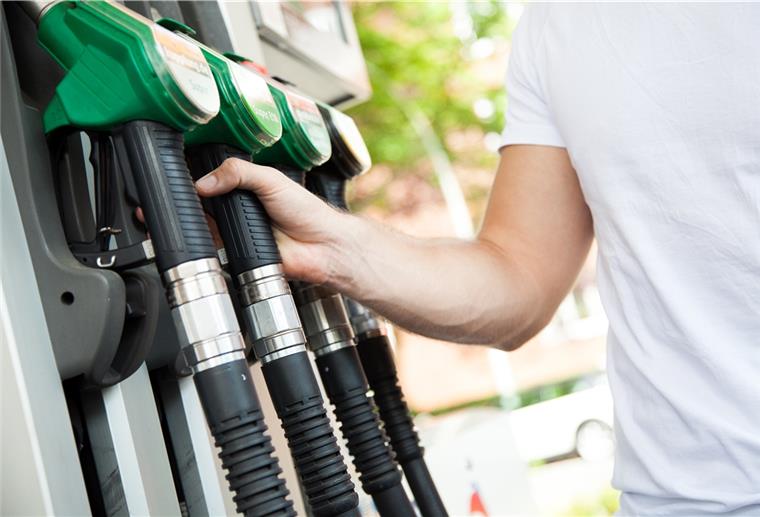 Spritpreise werden auch nach der Wahl steigen Autofahrer müssen sich wohl auch in den kommenden Jahren auf steigende Kraftstoffpreise einstellen - unabhängig vom Ausgang der Bundestagswahl.