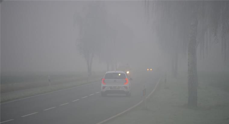 Autofahrer sollten bei dem Nebel in Bremerhaven und umzu vorsichtig fahren.