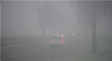 Autofahrer sollten bei dem Nebel in Bremerhaven und umzu vorsichtig fahren.