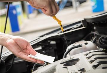 Ölstand am Auto wird gemessen