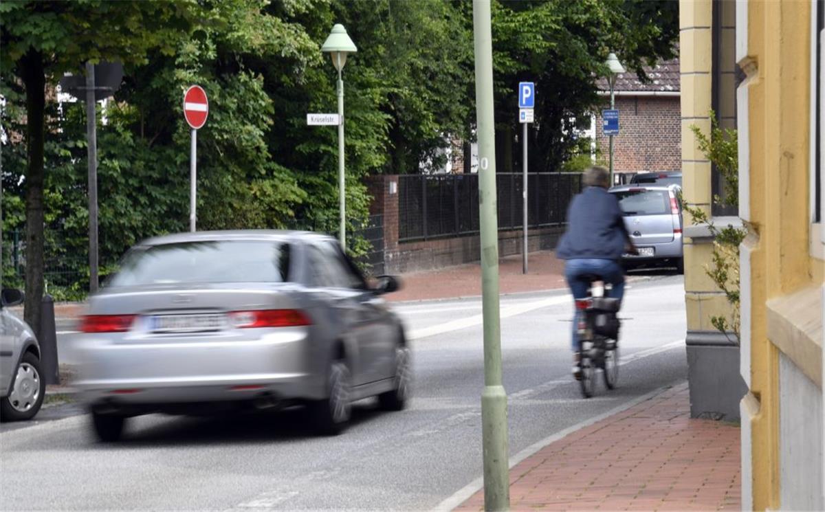 Autofahrer und Radfahrer kommen sich auf beengten Straßen zu nah. Dass die Stadt mehr Geld für den Ausbau von Radwegen zur Verfügung stellen will, begrüßt der ADFC.  