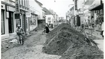 Autofrei, aber aus anderen Gründen als heute: die Breite Straße als Baustelle.
