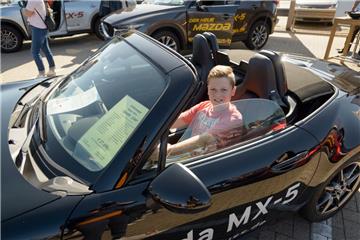 Automesse in Spaden. Finn (11) im Mazda MX-5. Foto: Schimanke