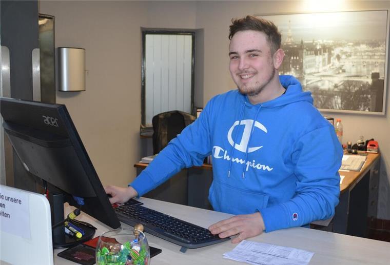 Autohaus Fritz Fischer macht mobil Automobilkaufmann Dominik Kronschnabel arbeitet an einem Computer.